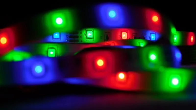 Jak efektownie udekorować sypialnię przy użyciu pasków LED?