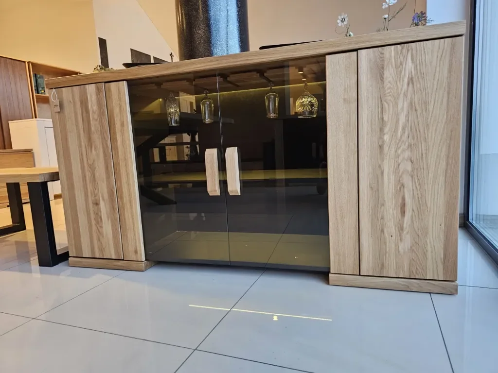 Nowoczesna drewniana komoda do salonu